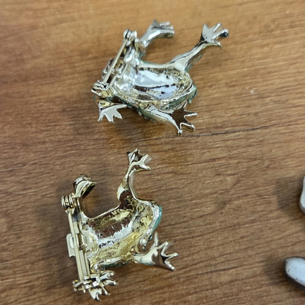 Collection of Frog Pins and Brooches Swarovski, Trifari - Picture 9 of 11